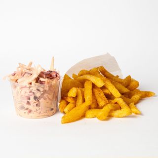 Mitad patatas y mitad coleslaw cremosa