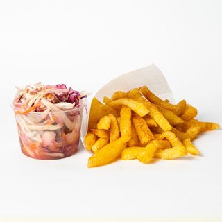 Mitad patatas y mitad coleslaw fresca