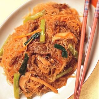 Fideos de arros fritos con ternera