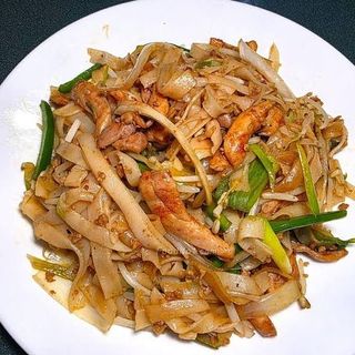 Fideos salteados de estilo tailandes con pollo
