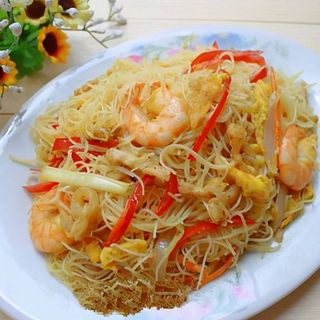 Fideos de arros fritos con gambas