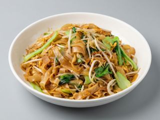 Fideos salteados de estilo tailandes con vegetables