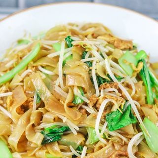 Fideos salteados de estilo tailandes con vegetables