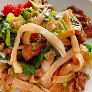 Fideos salteados de estilo tailandes con pato