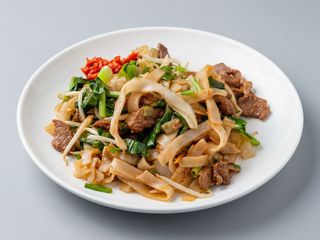 Fideos salteados de estilo tailandes con pato