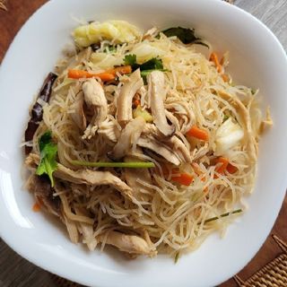 Fideos de arros fritos con pollo
