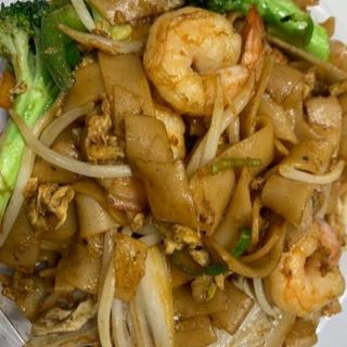 Fideos salteados de estilo tailandes con marisco