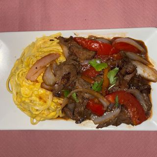 Fettuccini a la huancaína con lomo saltado