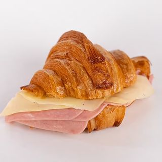 Croissant jamón y queso