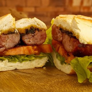 Chorizo al pan con chimichurri 