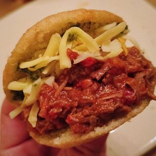 Arepa Magrito – Lomo Magro + Tomate + Queso Fundido