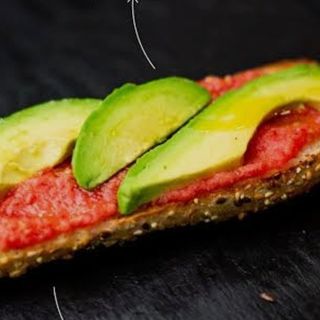 Tostada de Aguacate y tomate rallado