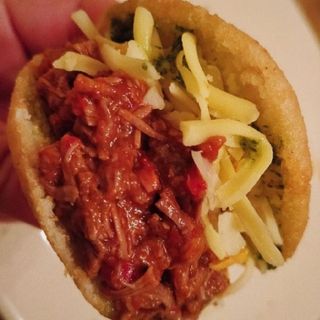 Arepa Magrito XL — Lomo magro + Tomate + Queso fundido