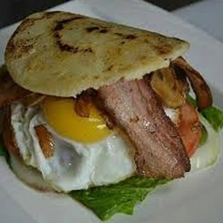 Arepa Chivito Fuego – Lomo + Huevo + Bacon + Queso + Vegetales