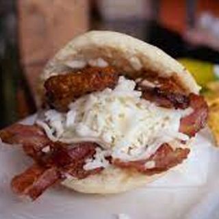 Arepa Fuego – Bacon crujiente + Pimientos + Queso fundido