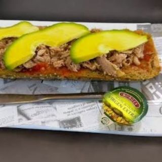 Tostada de atún, aguacate y tomate