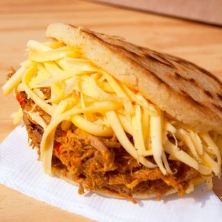 Arepa Pelúa Fuego – Carne Desmechada + Queso Fundido