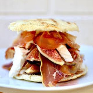 Arepa Española – Tortilla de patata + Jamón Serrano