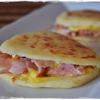 Arepa Rellena de Jamon y Queso Con Bebida