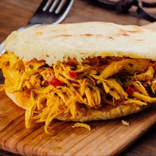 Arepa Rellena de Pollo con Bebida