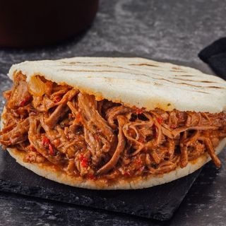 Arepa Rellena de Ternera con Bebida