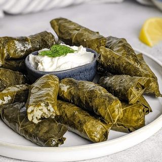 6 DOLMADAKIAS con TZATZIKI y Feta