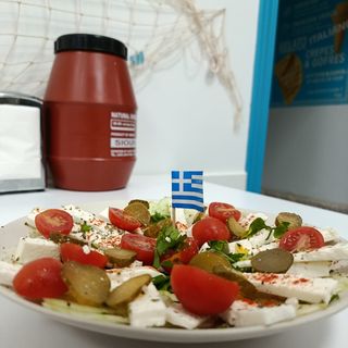 Atenea y Zeus (pepino, feta, cherris y Kalamata).