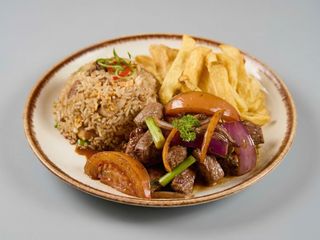 Arroz chaufa con lomo saltado
