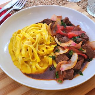 Tallarín a la huancaína con lomo saltado