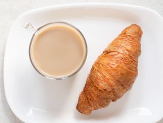 Desayuno Clásico- Café con leche y Croissant