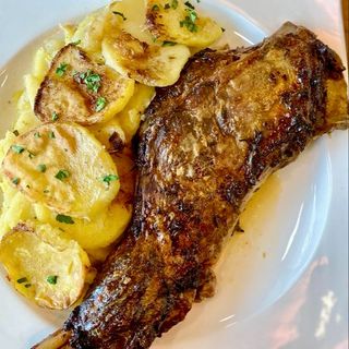 Paletilla de cordero asada Pedro's para 3 personas