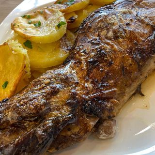 Ración de paletilla de cordero asada pedro's con patatas