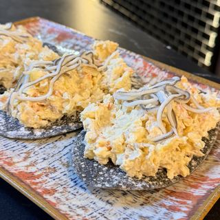 Marinera con tosta negra y gulas al ajillo