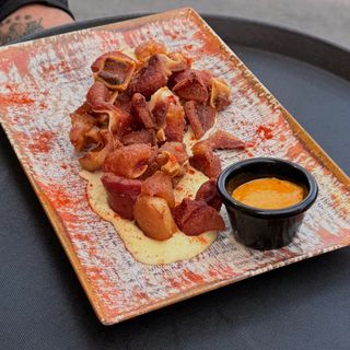 Oreja adobada con salsa brava