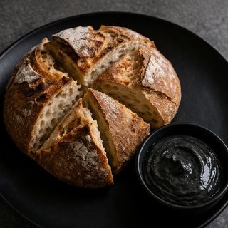 Hogaza de pan payés con alioli negro