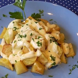 Patatas fritas alioli