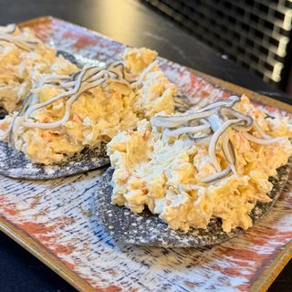 Marinera con tosta negra y gulas al ajillo