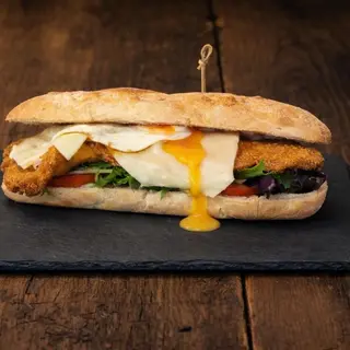 Bocadillo de milanesa de ternera completo