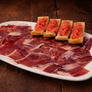 Jamón ibérico con pan con tomate