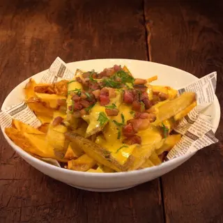 Patatas fritas con salsa de quesos, bacon y cebollín