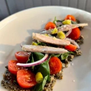 Ensalada de olivada y ventresca