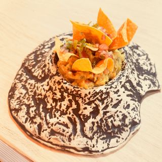 Guacamole tradicional con totopos