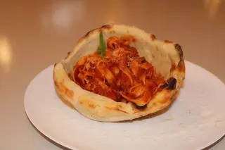 Cesta con Tagliatelle a la Boloñesa