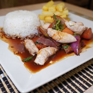 Pollo Saltado