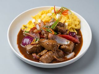 Fetuccini a la Huancaina con Lomo Saltado