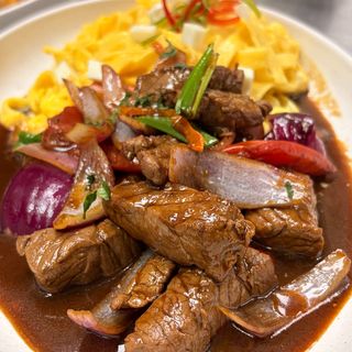 Fetuccini a la Huancaina con Lomo Saltado