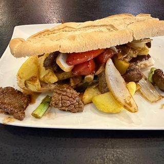 Pan con Lomo Saltado