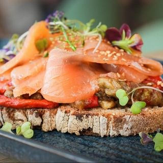 Tosta De Pan De Cea Con Salmón Marinado