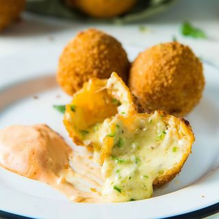 CHIILI CHEESE POPPERS