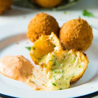 CHIILI CHEESE POPPERS